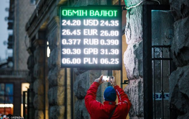 Украинцы в начале года продолжили продавать валюту