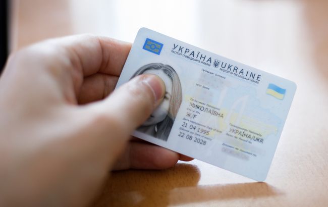 Що робити, якщо дитині за кордоном уже виповнилось 18 років, а вона не має українського паспорта