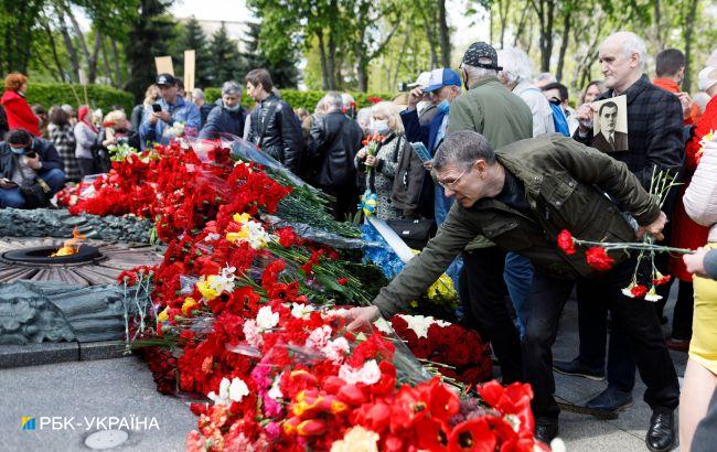 Радянська символіка і сцена на площі. У Херсоні окупанти готуються до 9 травня
