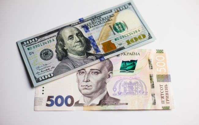Украинцы за последний месяц больше продали валюты, чем купили в банках
