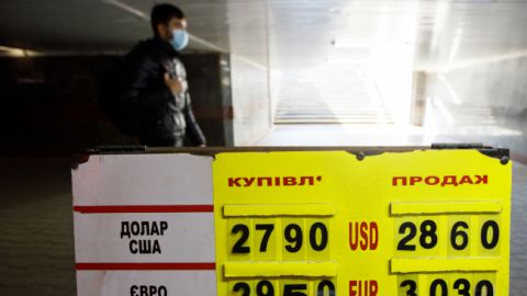 Аналитики спрогнозировали курс доллара в случае получения помощи МВФ