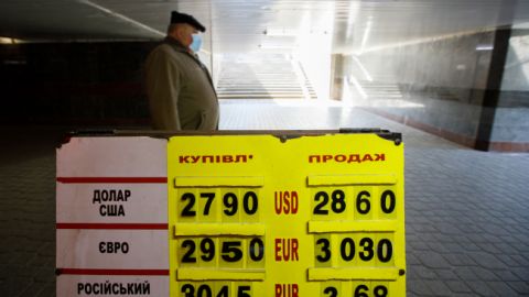Украинцы сократили продажу валюты и увеличили покупку
