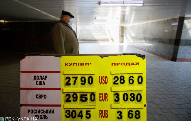 Українці скоротили продаж валюти і збільшили купівлю