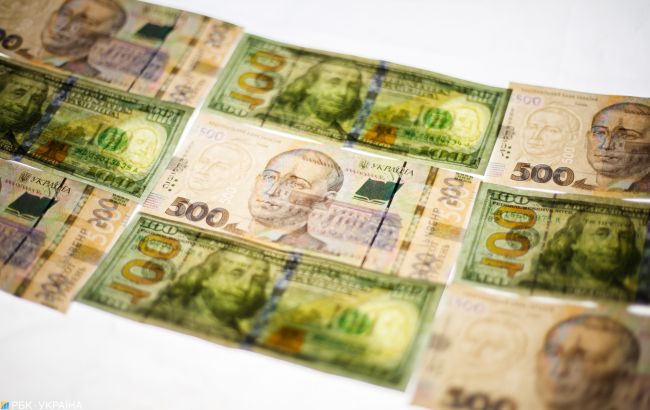Курс доллара на межбанке снова вырос до 28 гривен