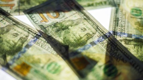 Курс доллара продолжил снижение на межбанке