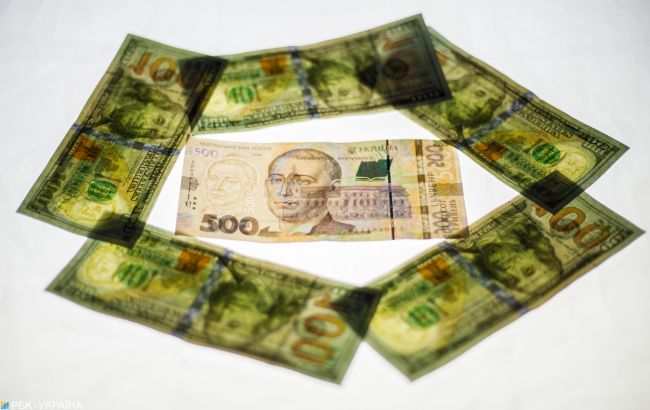 НБУ опустив офіційний курс долара нижче за 28 гривень