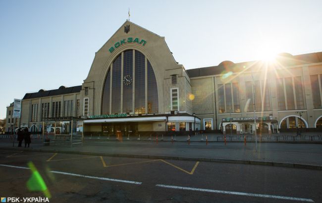 З'явилися апокаліптичні фото порожнього вокзалу в Києві: такого ще не було