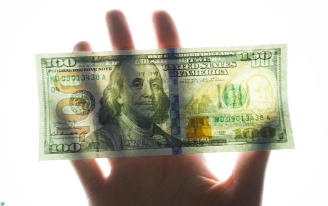 НБУ повысил официальный курс доллара впервые с начала месяца