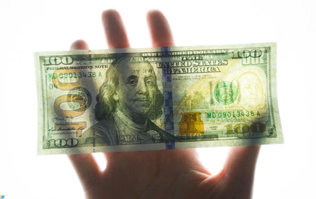 НБУ поднял официальный курс доллара выше психологической отметки
