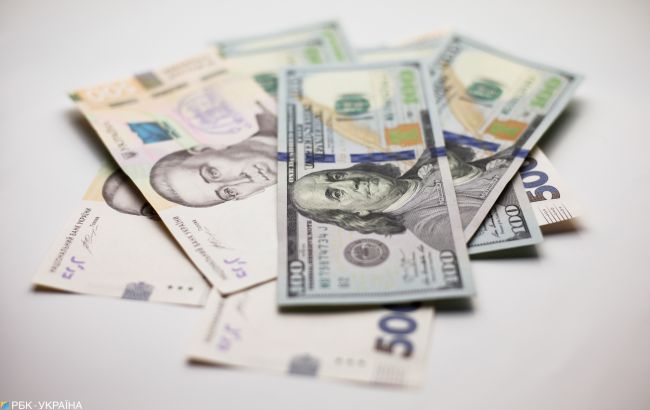 Курс доллара на межбанке упал ниже 28 гривен