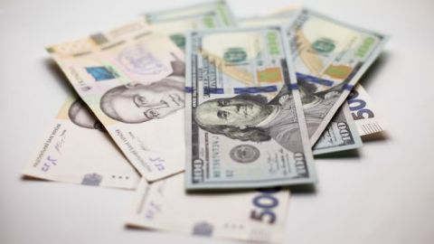 Межбанк закрылся курсом доллара ниже психологического уровня