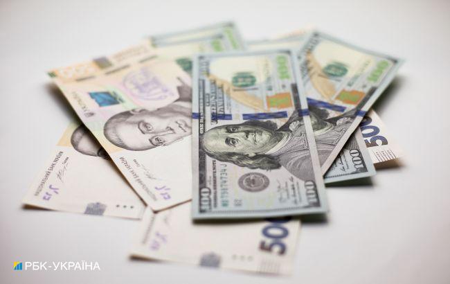 Курс доллара на межбанке ускорил рост и поднялся выше 27,50 гривен