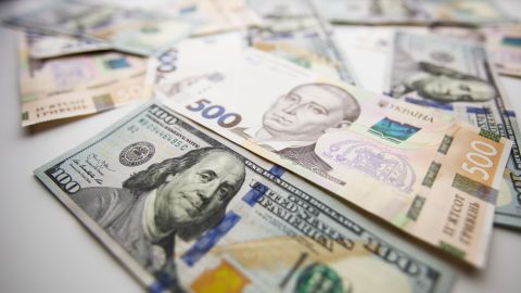 Курс долара трохи знизився перед вихідними