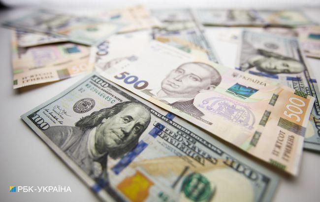 НБУ сократил продажу валюты из резервов в два раза. Курс доллара снизился