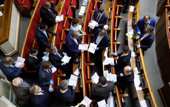 Не видят разницы: украинцы сравнили действующий парламент с предыдущим