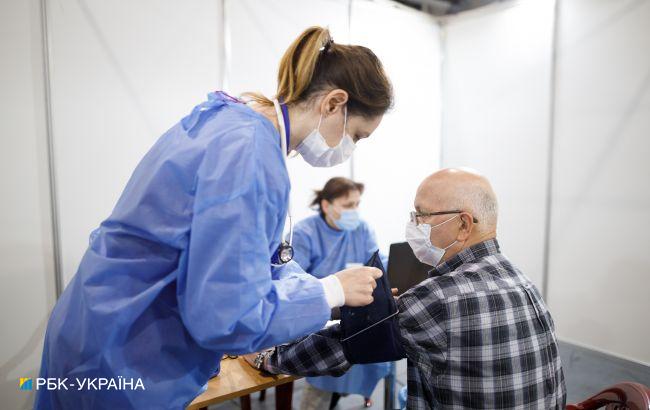 "Червона" зона у Запоріжжі: черги за щепленнями, МОЗ перевірить центри вакцинації