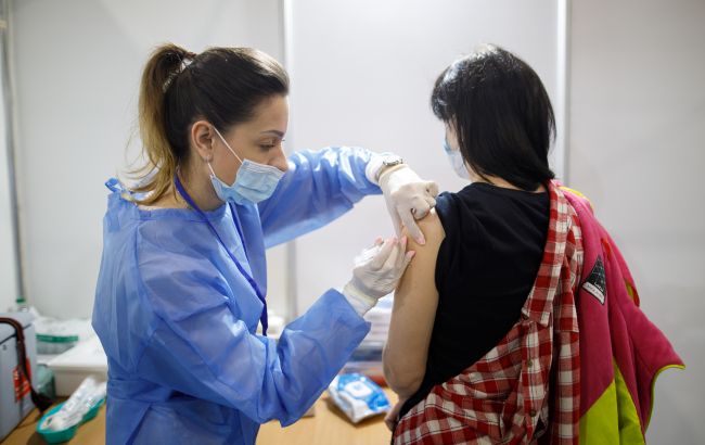 Минздрав будет поощрять врачей за вакцинацию пациентов: что известно