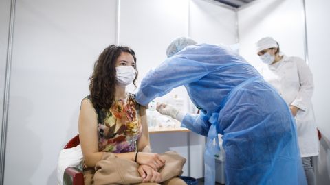 Понад половина дорослого населення США отримали COVID-вакцину