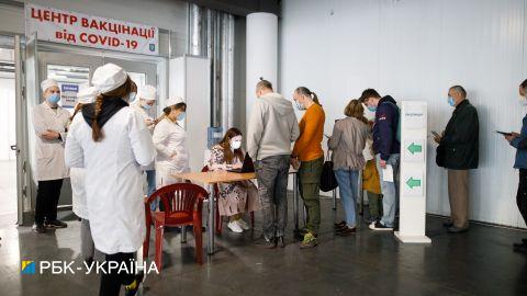 Футбол, концерт, кино: как украинцев мотивируют вакцинироваться от COVID-19