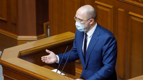 Шмигаль виступив проти штучної девальвації гривні