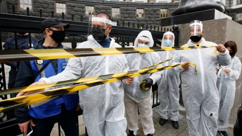 Знову під замок. Чи загрожує українцям жорсткий карантин