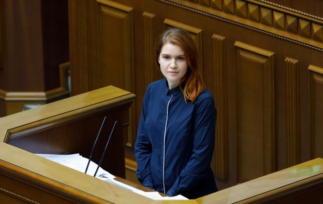 Безуглая заблокировала трибуну Рады: между депутатами возникла потасовка