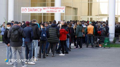 Київ йде на локдаун: у пунктах вакцинації величезні черги (фото)
