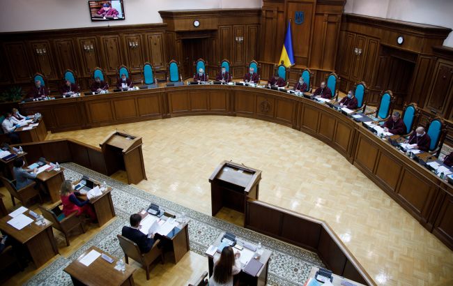 КСУ визнав неконституційним покарання чиновників за корупцію