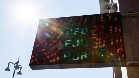 Курс доллара в Украине резко изменится: когда ждать скачка