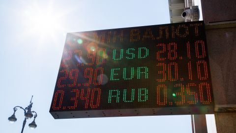 Курс долара в Україні: експерти здивували прогнозом на початок літа