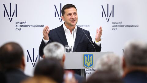 Незвичний кортеж: в мережі показали поїздку президента в Рівного