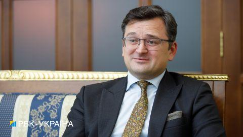 РФ остается на границе, но меньше бряцает оружием, - Кулеба