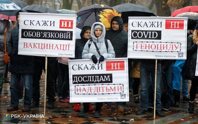 Протести "антивакціваторів" пов'язані з російською дезінформацією, - посольство США