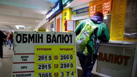 Повільне зниження: що відбувається з курсом долара 22 червня