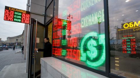 Доллар продолжает расти: курс на 20 декабря