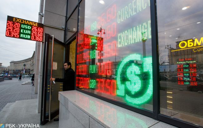 Курс доллара снова поднялся выше 27 гривен