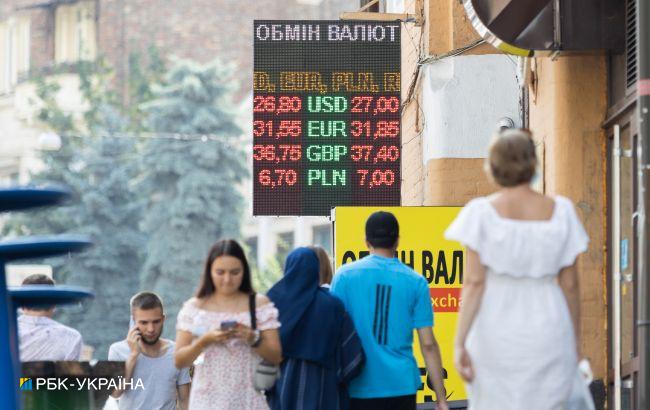 Украинцы сократили продажу валюты банкам: сколько обменяли за месяц