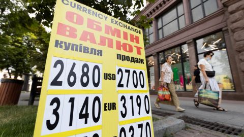 Курс долара впав до мінімуму з липня минулого року