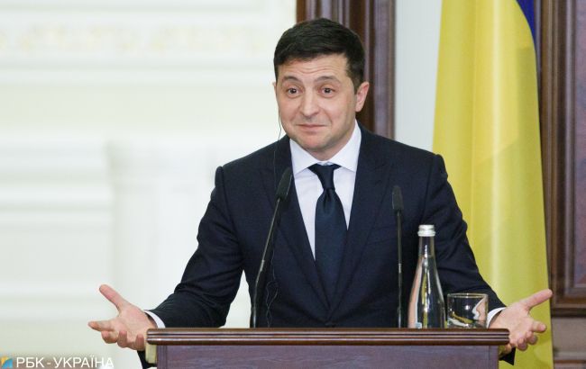 Зеленський з'явився на обкладинці The Guardian: сидить на столі і сміється