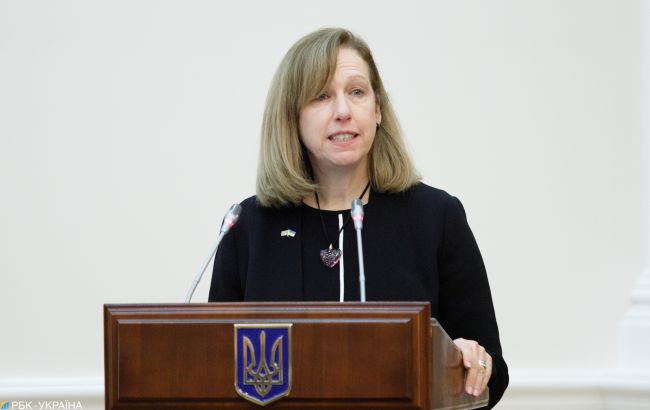 Квін лишається в Україні. У Держдепі пояснили евакуацію сімей дипломатів із Києва