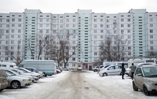 В Киеве заметили хищника, заглядывающего в окна в поисках пищи (фото)