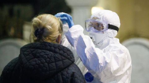 Украинцам с коронавирусом разрешили выходить в аптеки и магазины