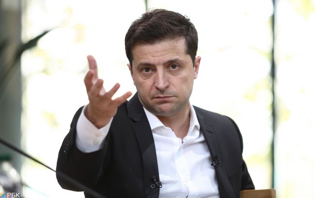 Набиває рот монетами: мережу "підірвало" відео із Зеленським