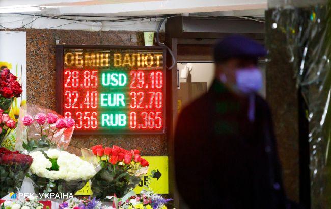 Індекс Біг-Маку: долар в Україні повинен коштувати 12 гривень