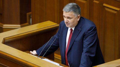 Аваков раздал 335 единиц наградного оружия