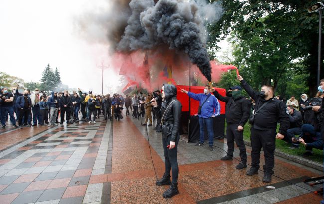 Дві третини українців незадоволені напрямком розвитку країни