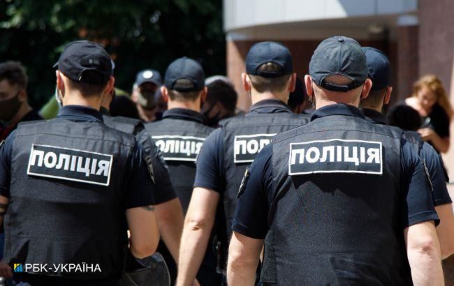 В Киеве задержали полицейского: забрал сумку у потерпевшего и поделился с коллегами
