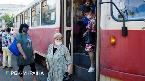 У Києві водій трамвая зомлів прямо під час руху: в кабіні було +47