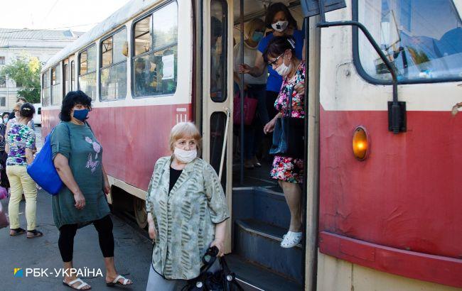 В Киеве водитель трамвая лишился чувств прямо во время движения: в кабине было +47