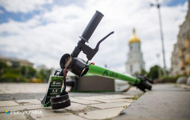 У Києві починаючий блогер-невдаха розтрощив орендований електросамокат: відео підірвало мережу